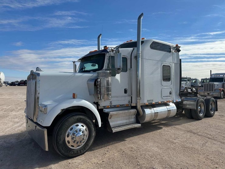 2007-kenworth-w900b-image-1