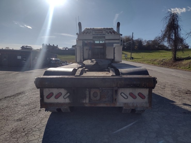 peterbilt-388-image-4