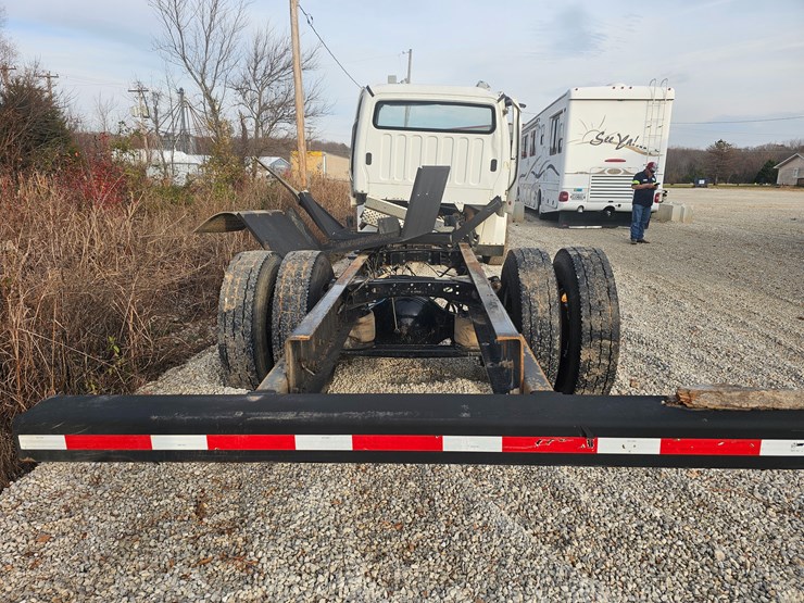 2019-freightliner-m2-106-image-8