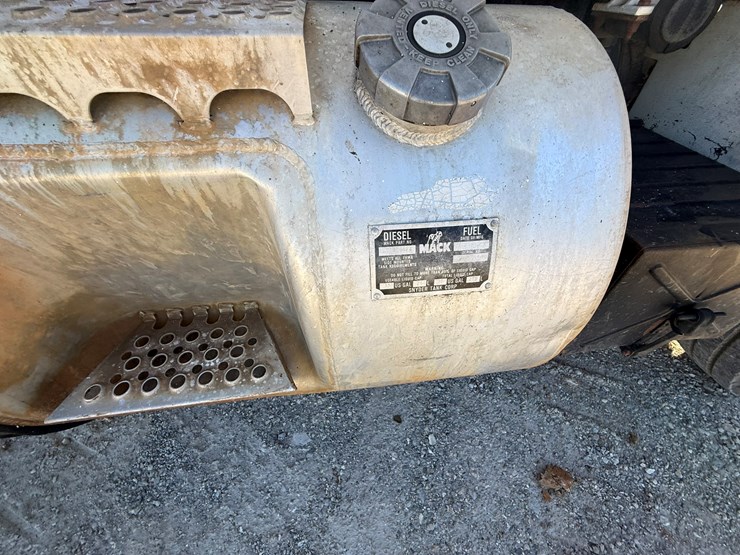 mack-r686st-image-77