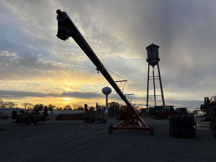 #10992-•-10x63-swing-away-auger-image-13