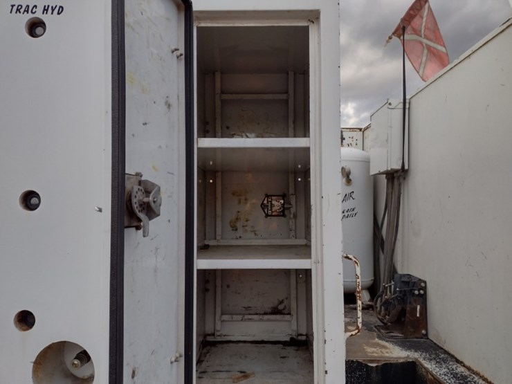 peterbilt-365-image-31