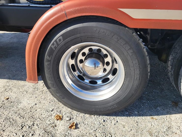 peterbilt-389-image-24