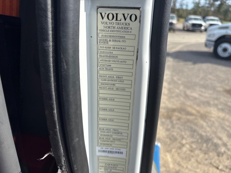 volvo-vnl64t300-image-15