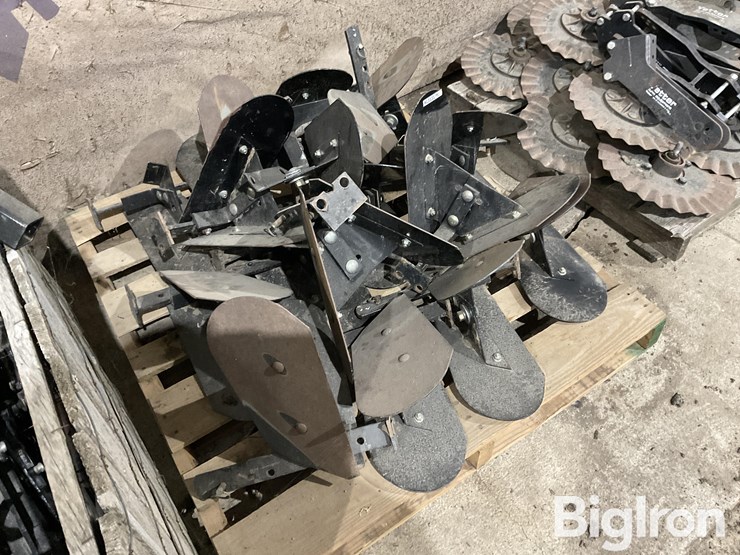 hiniker-cultivator-hiller/ridge-attachment-image-3