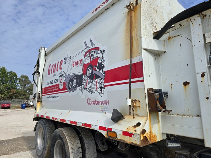 2003-peterbilt-320-image-95