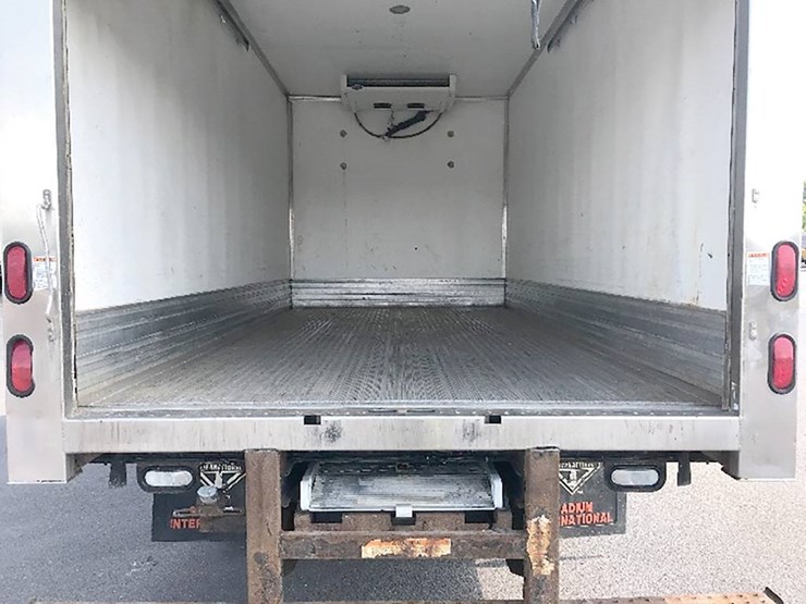 2015-isuzu-npr-image-3