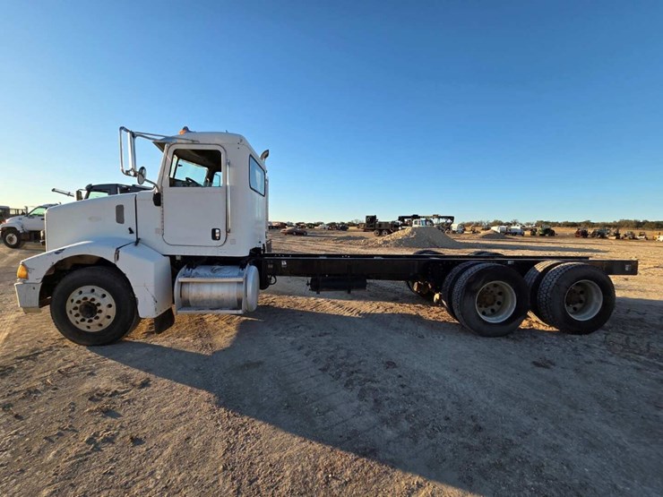 peterbilt-385-image-8