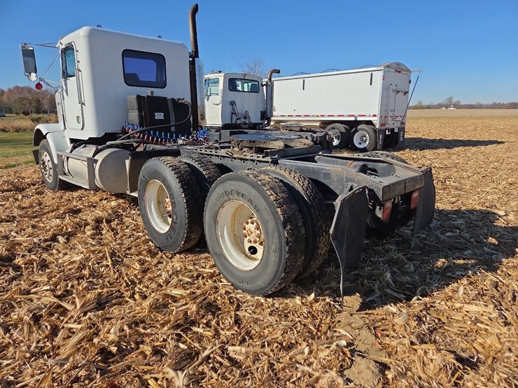 1988-freightliner-day-cab-semi-image-21