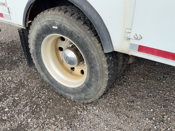 2007-peterbilt-335-image-6