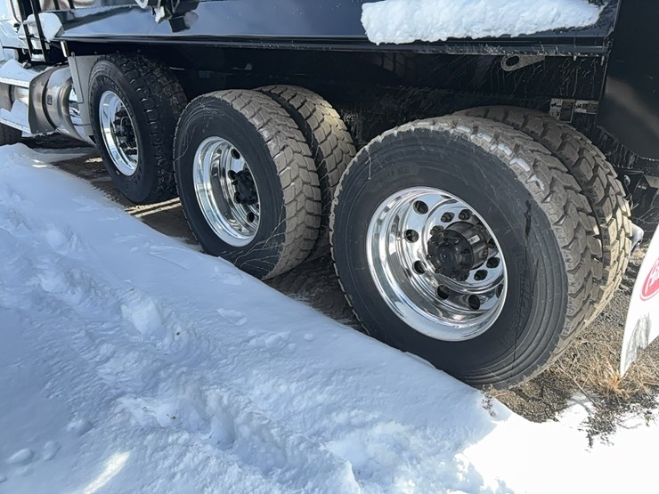 peterbilt-567-image-9