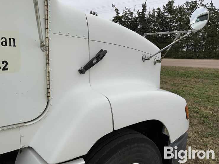 1996-freightliner-fld112-image-15