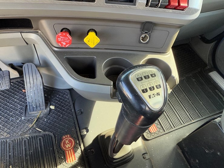 2016-kenworth-t880-image-32