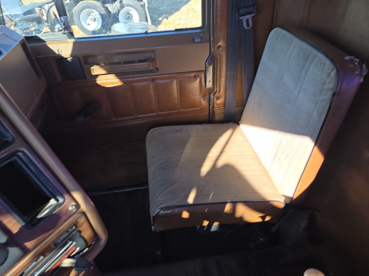 1988-freightliner-day-cab-semi-image-69