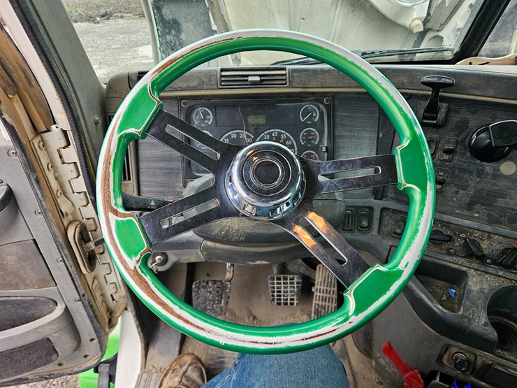 freightliner-columbia-120-image-84