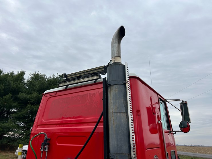 #95-•-volvo-semi-image-38