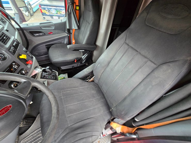 2017-peterbilt-579-image-76