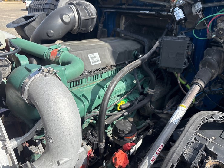 volvo-vnl64t300-image-16