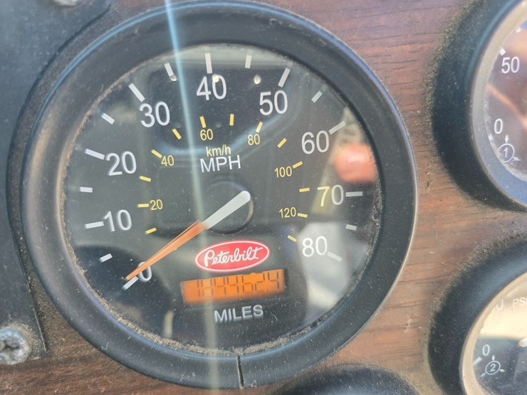 2013-peterbilt-320-image-45