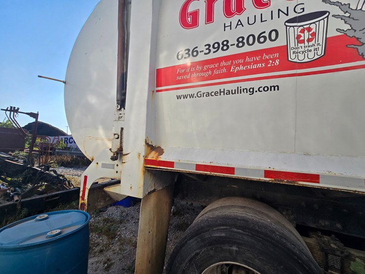 2002-peterbilt-320-image-11