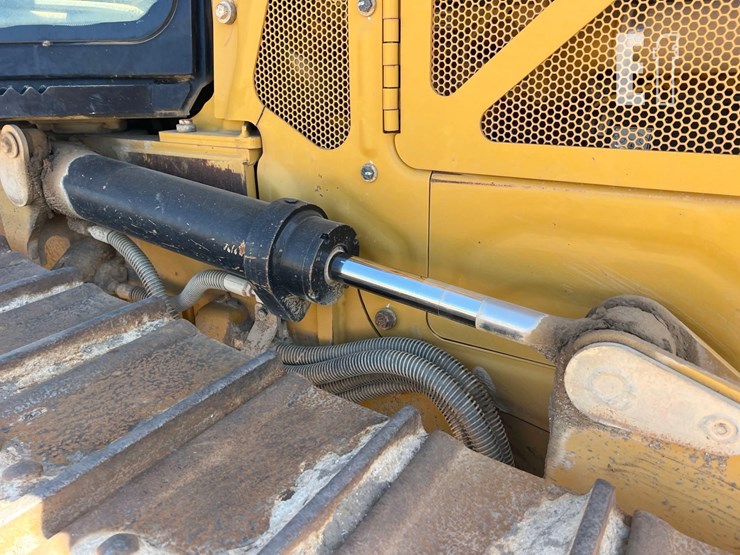 2022-caterpillar-d3-lgp-image-16