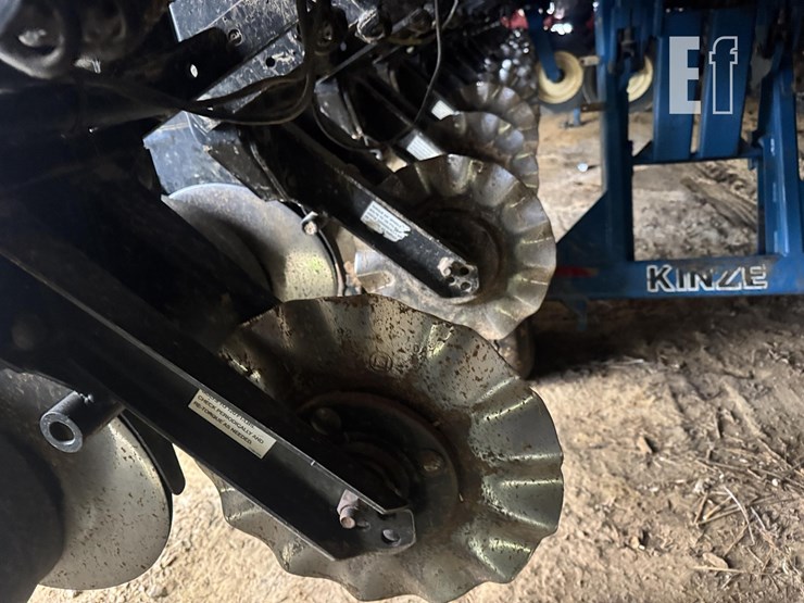 2009-kinze-3700sds-image-10