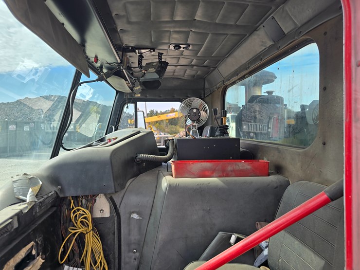 2005-peterbilt-320-image-34