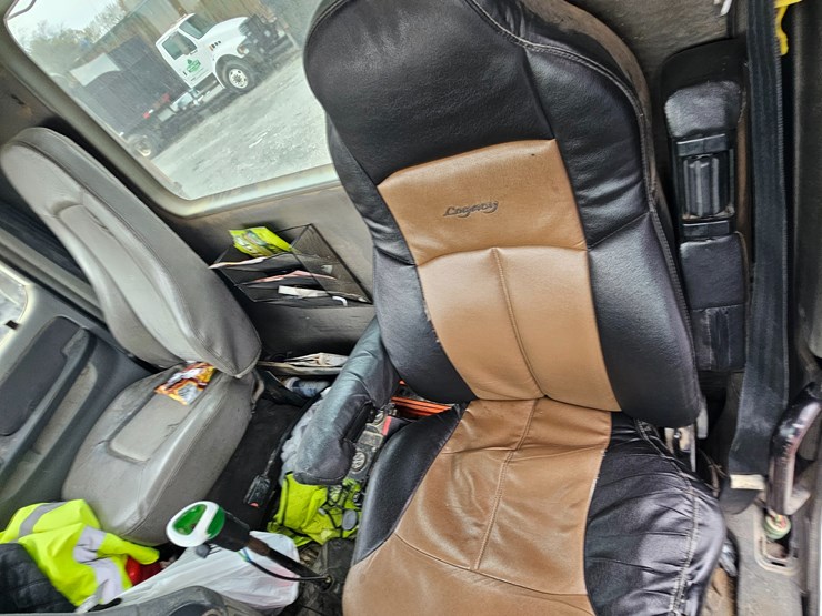 freightliner-columbia-120-image-77