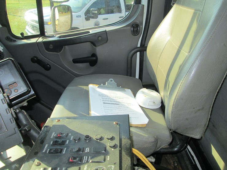 2016-freightliner-108sd-image-37