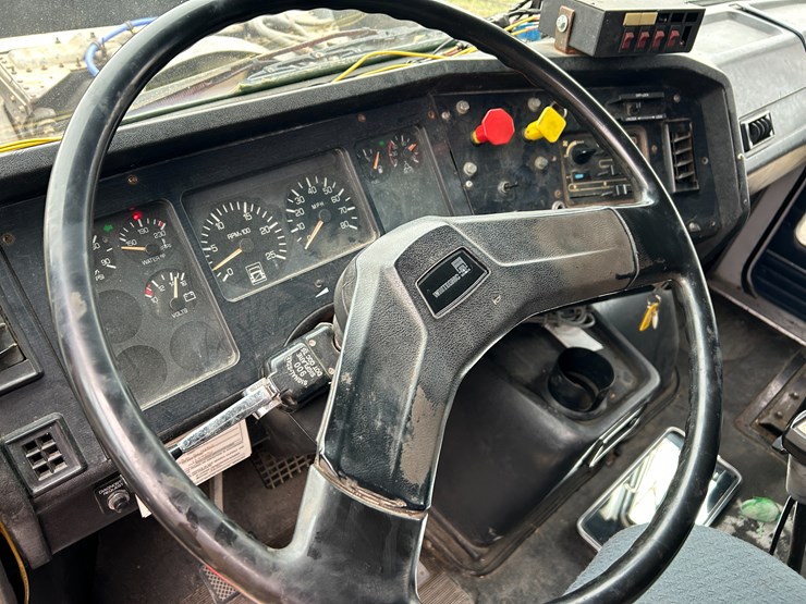 #95-•-volvo-semi-image-64