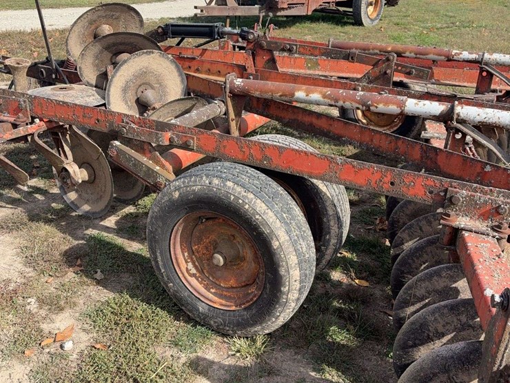 14ft-pull-type-hyd.-disk,-tandem-axle,-newer-tires,-newer-cylinder,-was-using-this-fall,-now-needs-a-new-bearing-and-shaft-on-front-left-side-image-12