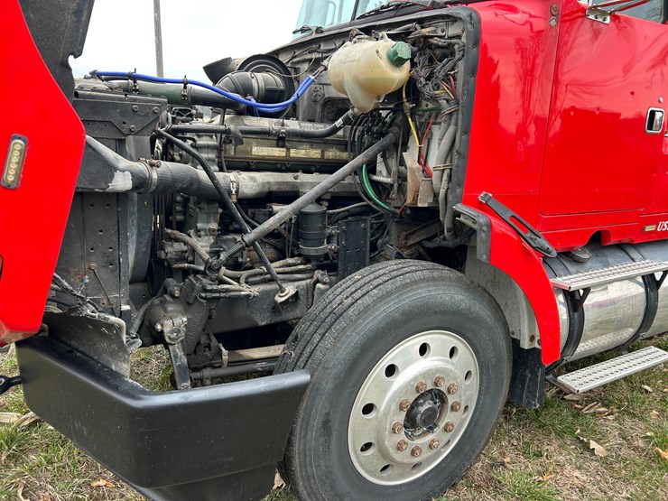 #95-•-volvo-semi-image-47