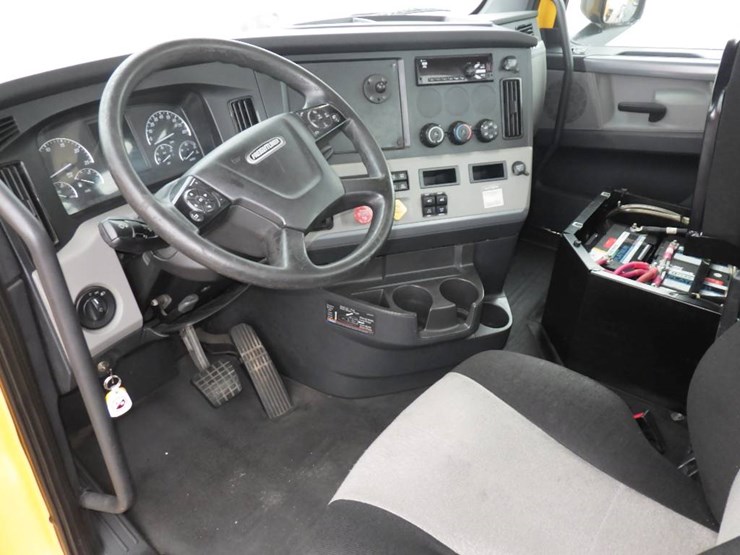 2020-freightliner-cascadia-126-image-14