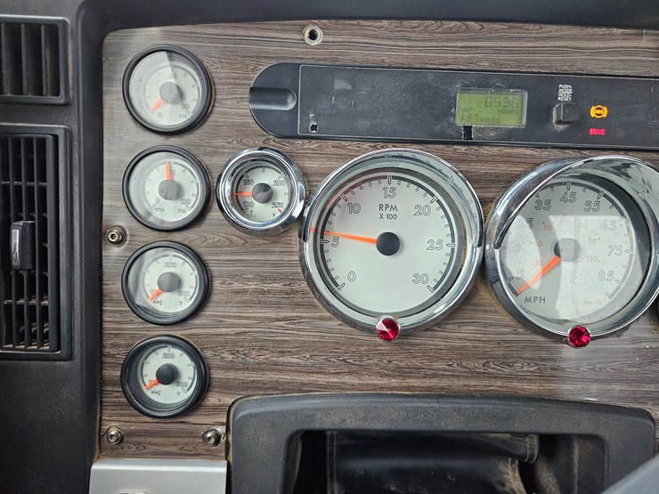 freightliner-122sd-image-86