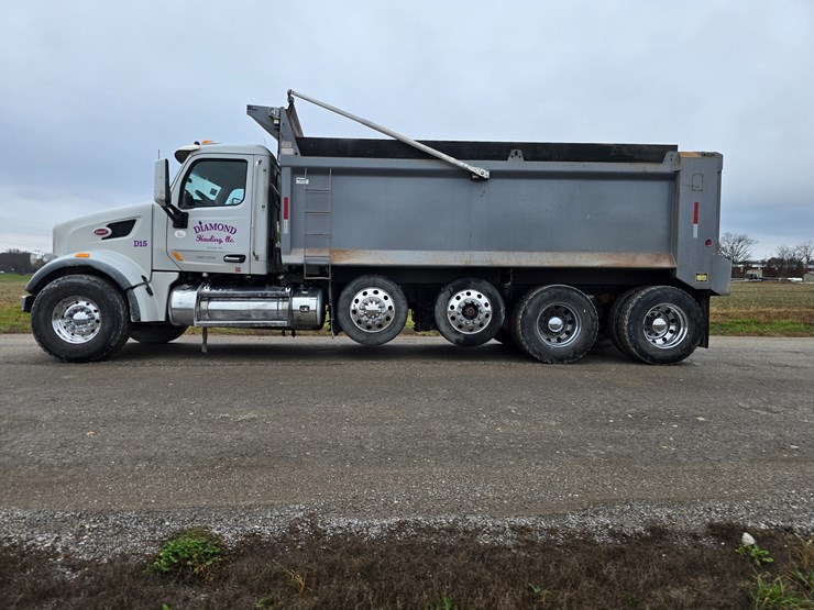 2020-peterbilt-567-image-13