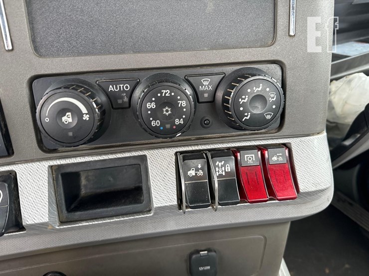 2015-kenworth-t880-image-28