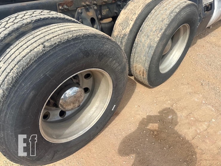 2016-peterbilt-579-image-12