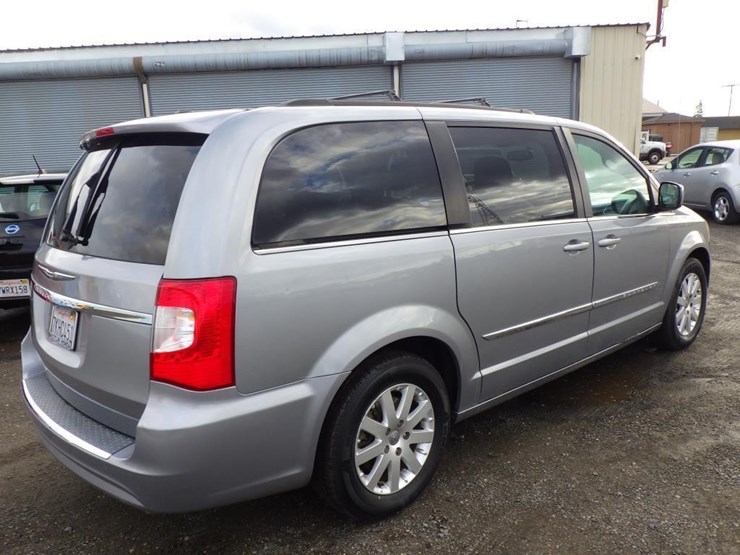 chrysler-town-&-country-image-3