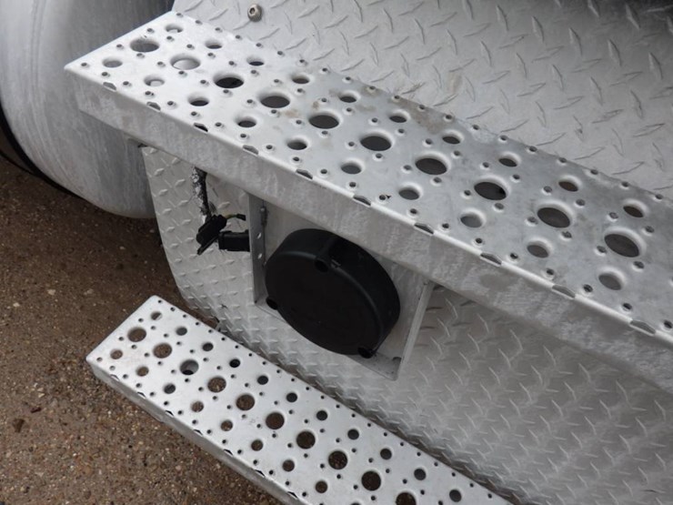 freightliner-cascadia-126-image-7