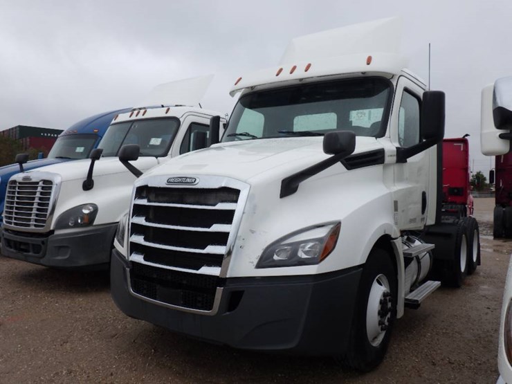 freightliner-cascadia-126-image-1