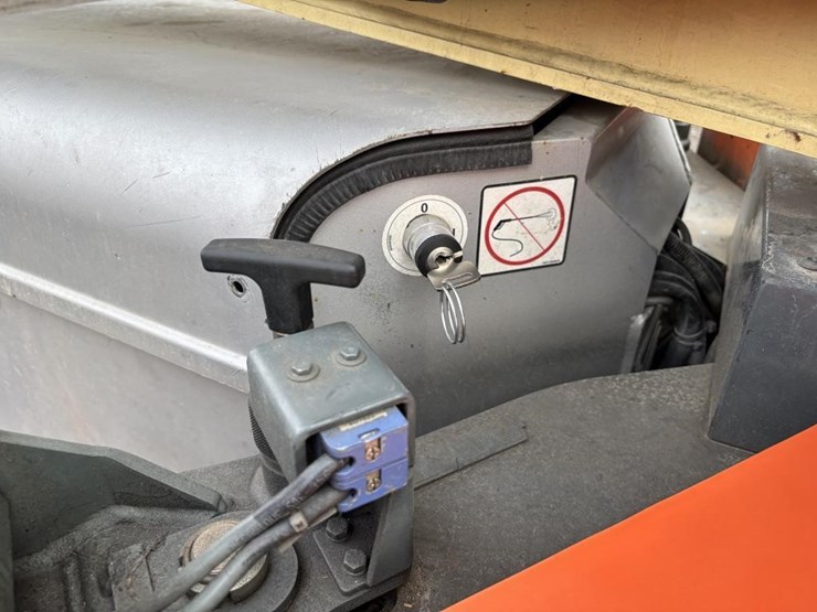 2014-jlg-x700aj-image-12