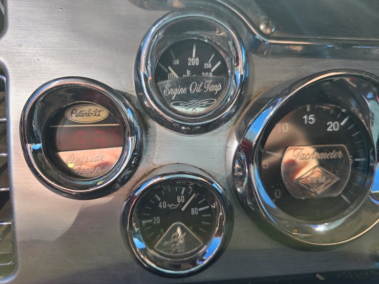 2005-peterbilt-379-image-98