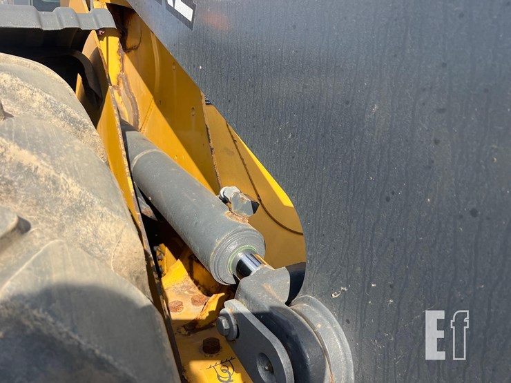 2020-deere-444l-image-15