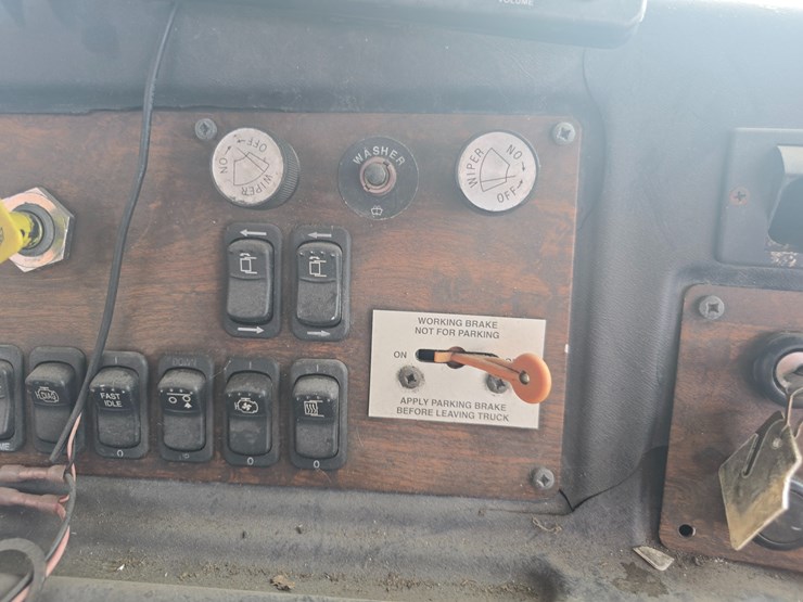 2003-peterbilt-320-image-53