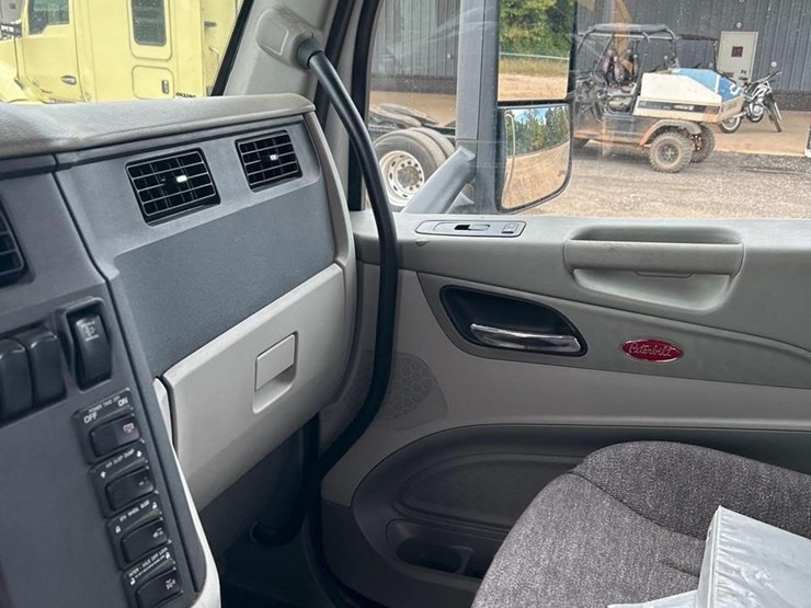 peterbilt-579-image-55