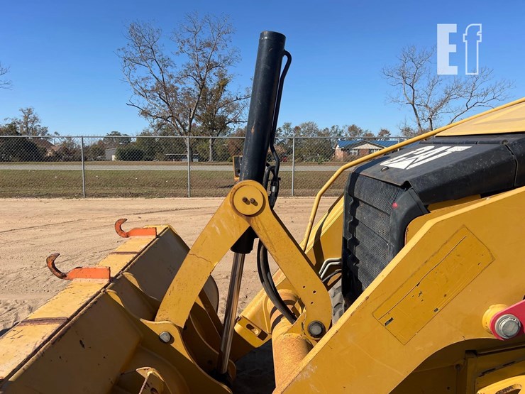 2016-caterpillar-415f2-image-17