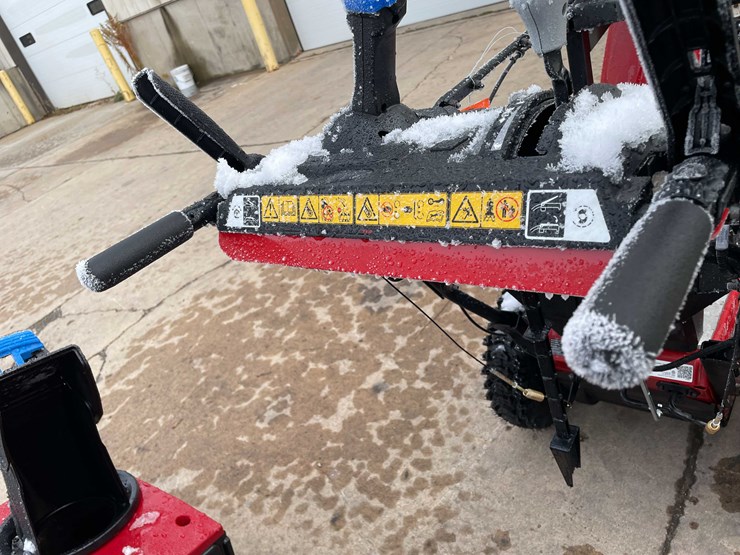 #6120-•-toro-battery-operated-snow-blower-(o3)-image-10