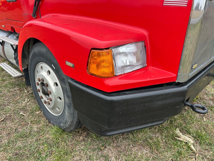 #95-•-volvo-semi-image-42