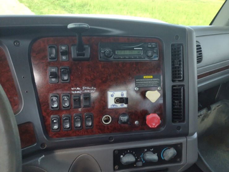 freightliner-m2-106-image-12