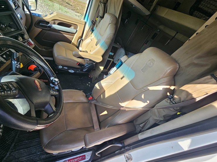 2021-kenworth-t680-image-36